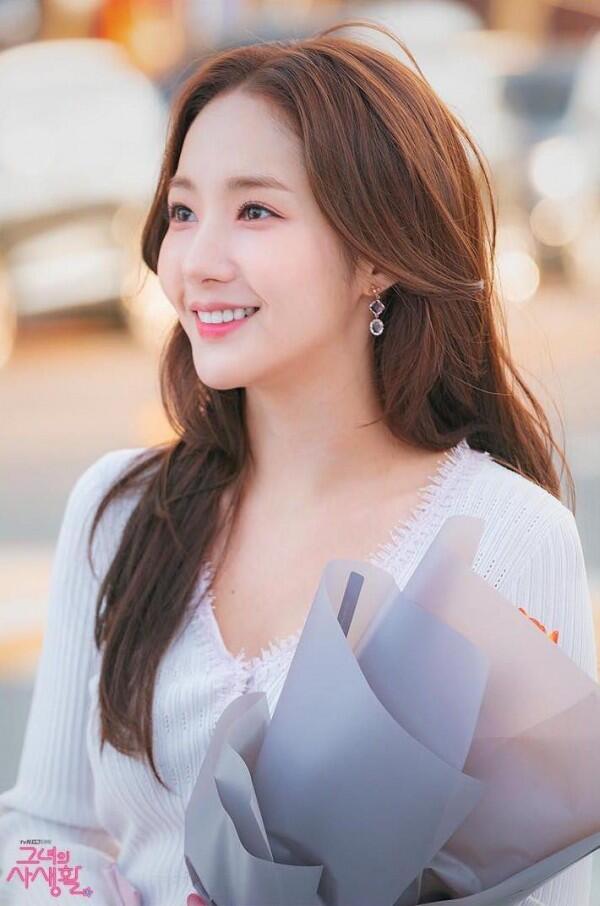 Jadi Fangirl Militan, 10 Potret Park Min Young di "Her Private Life"
