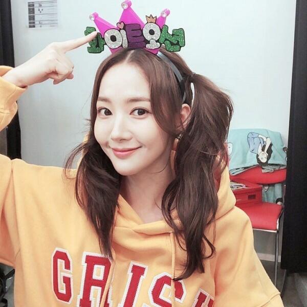 Jadi Fangirl Militan, 10 Potret Park Min Young di "Her Private Life"