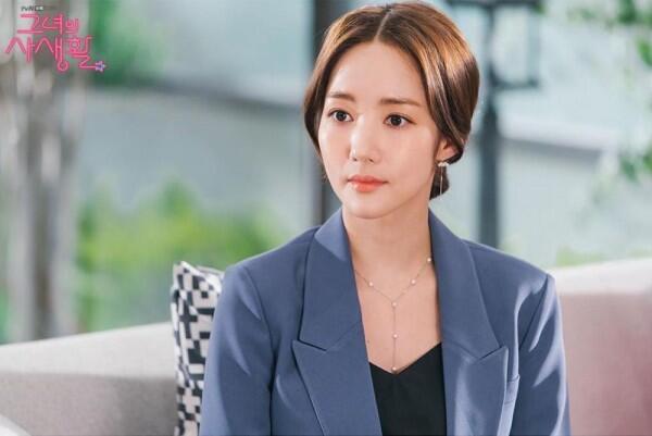 Jadi Fangirl Militan, 10 Potret Park Min Young di "Her Private Life"