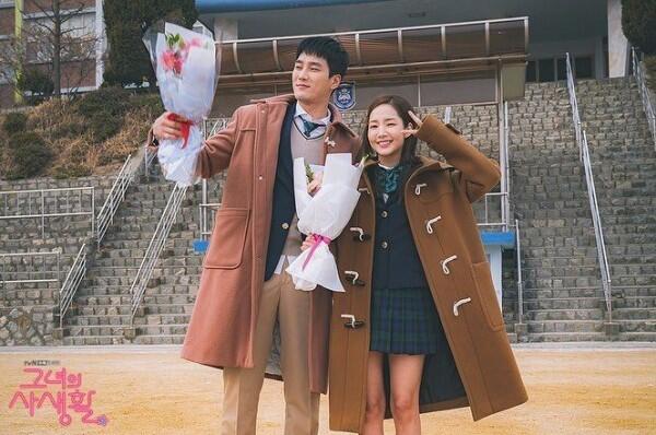 Jadi Fangirl Militan, 10 Potret Park Min Young di "Her Private Life"
