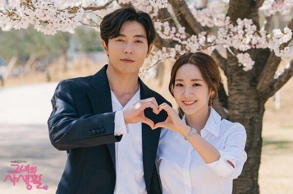 Jadi Fangirl Militan, 10 Potret Park Min Young di "Her Private Life"