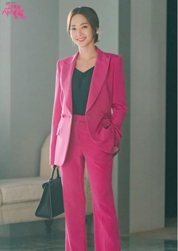 Jadi Fangirl Militan, 10 Potret Park Min Young di "Her Private Life"