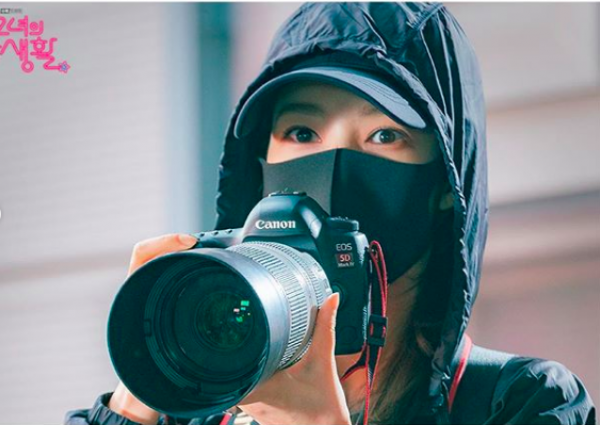 Jadi Fangirl Militan, 10 Potret Park Min Young di "Her Private Life"