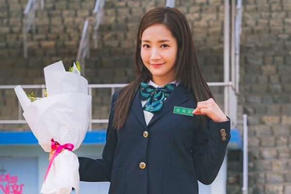 Jadi Fangirl Militan, 10 Potret Park Min Young di "Her Private Life"