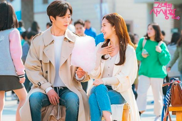 Jadi Fangirl Militan, 10 Potret Park Min Young di "Her Private Life"