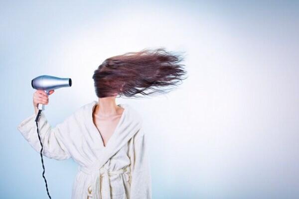 Bikin Rusak, 5 Kesalahan Sepele Mengeringkan Rambut Pakai Hair Dryer!