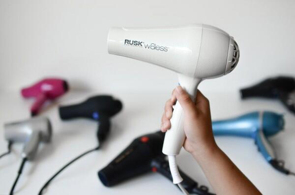 Bikin Rusak, 5 Kesalahan Sepele Mengeringkan Rambut Pakai Hair Dryer!