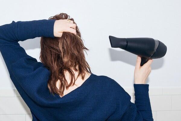 Bikin Rusak, 5 Kesalahan Sepele Mengeringkan Rambut Pakai Hair Dryer!