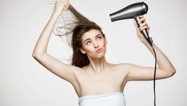 Bikin Rusak, 5 Kesalahan Sepele Mengeringkan Rambut Pakai Hair Dryer!
