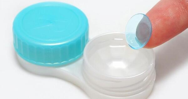 6 Kesalahan Saat Memakai Softlens, Lindungi Mata Kamu Ya!