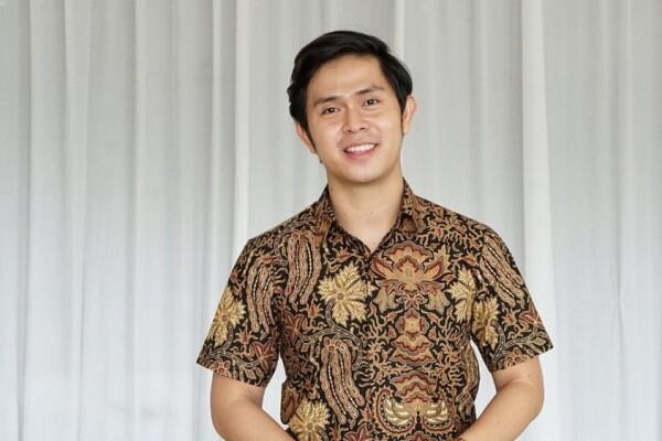10 Penyanyi Pria Indonesia Makin Menawan Pakai Batik, Manly Banget!