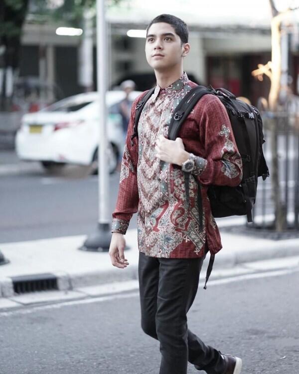10 Penyanyi Pria Indonesia Makin Menawan Pakai Batik, Manly Banget!