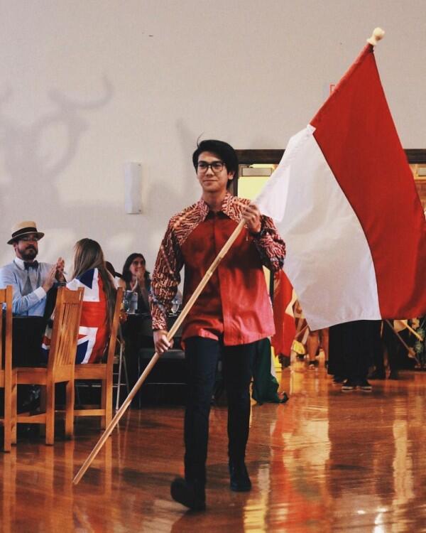 10 Penyanyi Pria Indonesia Makin Menawan Pakai Batik, Manly Banget!