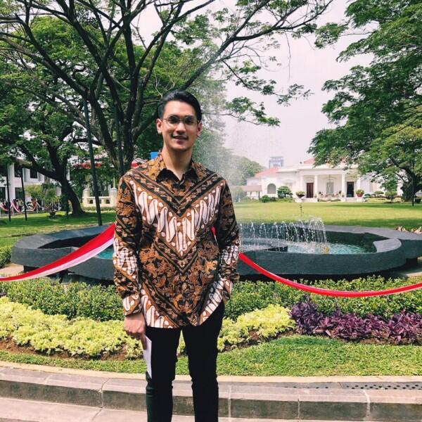 10 Penyanyi Pria Indonesia Makin Menawan Pakai Batik, Manly Banget!