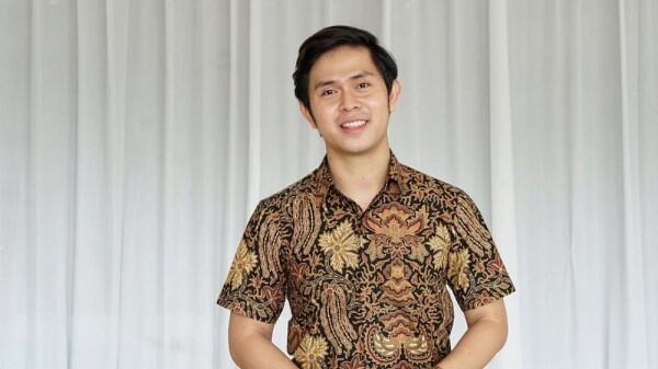 10 Penyanyi Pria Indonesia Makin Menawan Pakai Batik, Manly Banget!