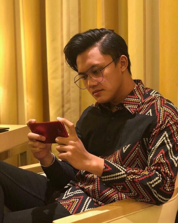 10 Penyanyi Pria Indonesia Makin Menawan Pakai Batik, Manly Banget!