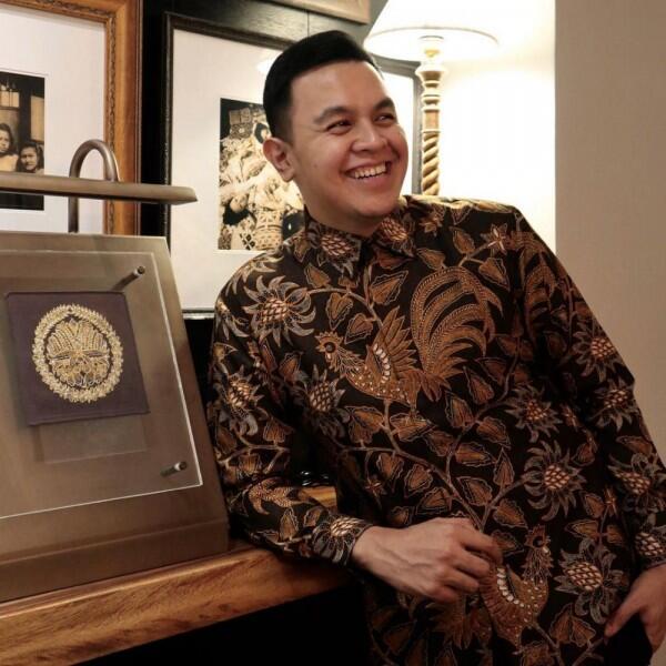 10 Penyanyi Pria Indonesia Makin Menawan Pakai Batik, Manly Banget!