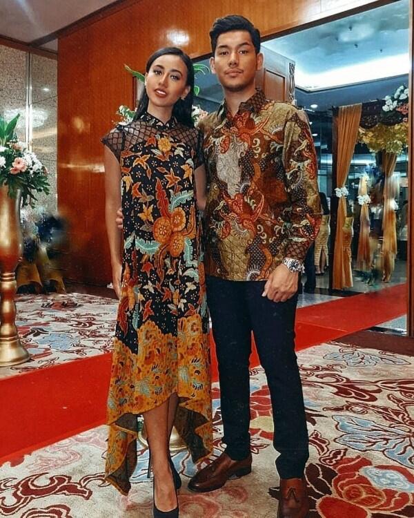 10 Penyanyi Pria Indonesia Makin Menawan Pakai Batik, Manly Banget!