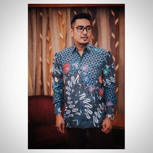 10 Penyanyi Pria Indonesia Makin Menawan Pakai Batik, Manly Banget!