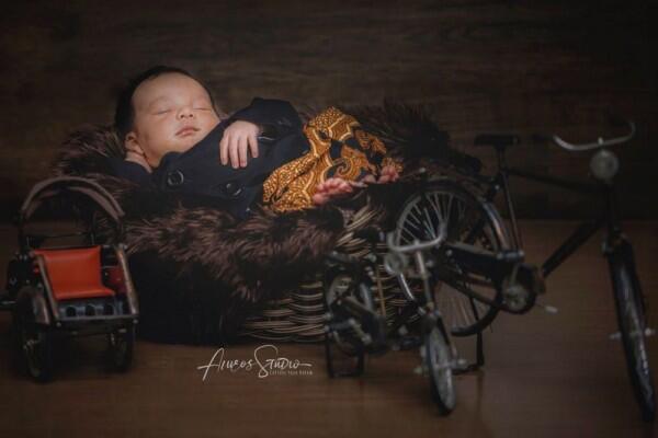 10 Potret Menggemaskan Putra Vicky Shu dengan Pakaian Adat Jawa