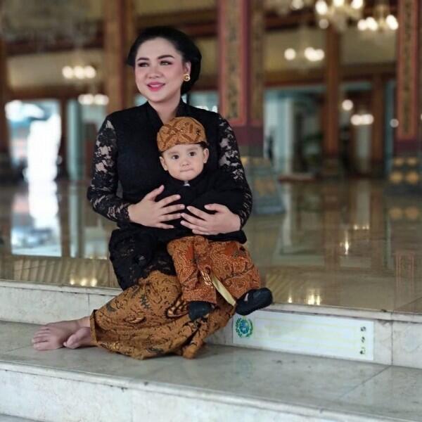 10 Potret Menggemaskan Putra Vicky Shu dengan Pakaian Adat Jawa