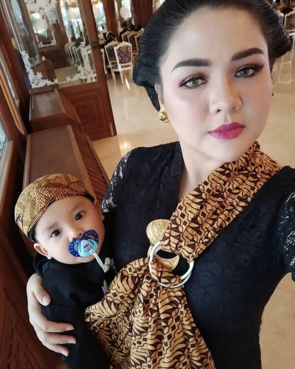 10 Potret Menggemaskan Putra Vicky Shu dengan Pakaian Adat Jawa