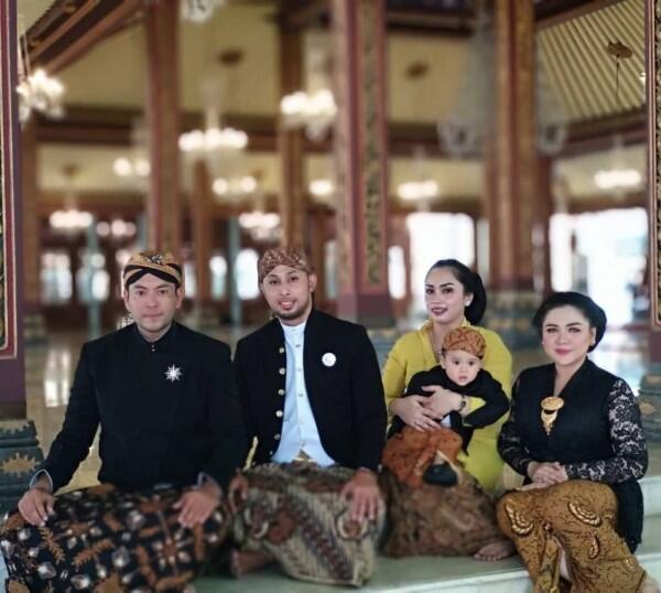 10 Potret Menggemaskan Putra Vicky Shu dengan Pakaian Adat Jawa