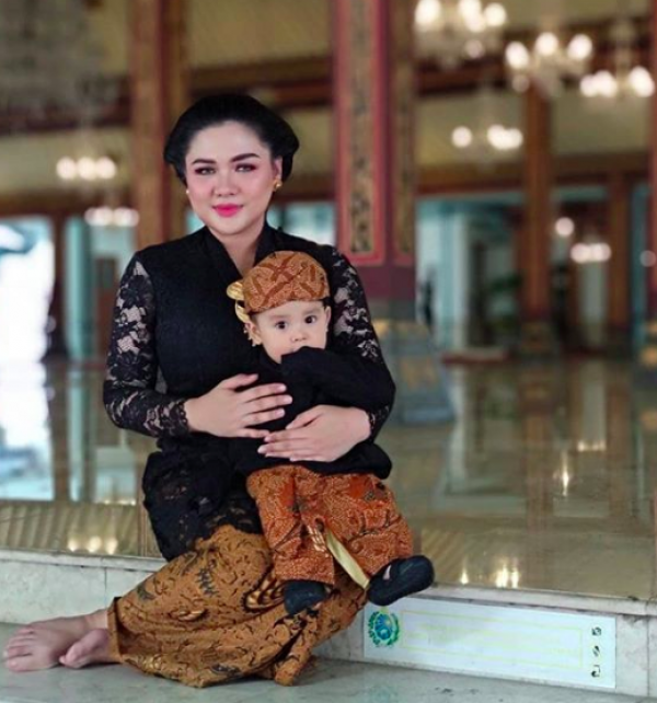 10 Potret Menggemaskan Putra Vicky Shu dengan Pakaian Adat Jawa