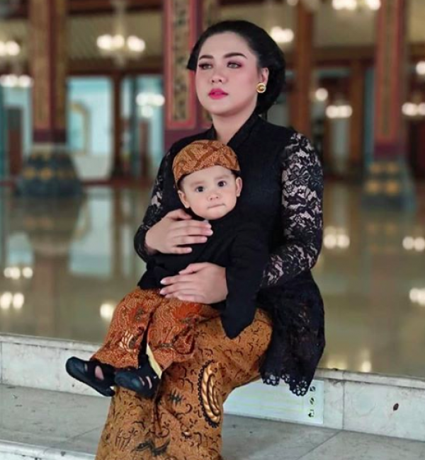 10 Potret Menggemaskan Putra Vicky Shu dengan Pakaian Adat Jawa
