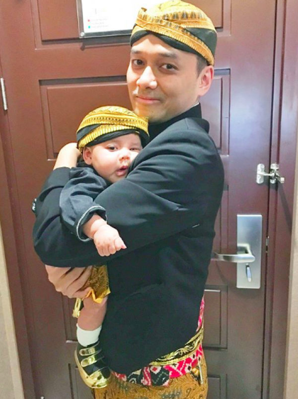 10 Potret Menggemaskan Putra Vicky Shu dengan Pakaian Adat Jawa