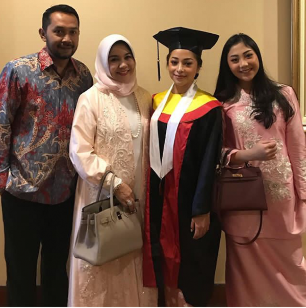 10 Momen Bahagia Wisuda Nikita Willy, Resmi Raih Sarjana Hukum Lho!