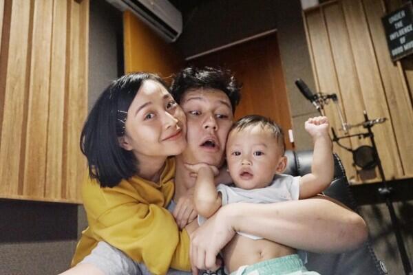 10 Potret Harmonis Keluarga Kecil Rinni & Jevin, Manis & Sederhana!