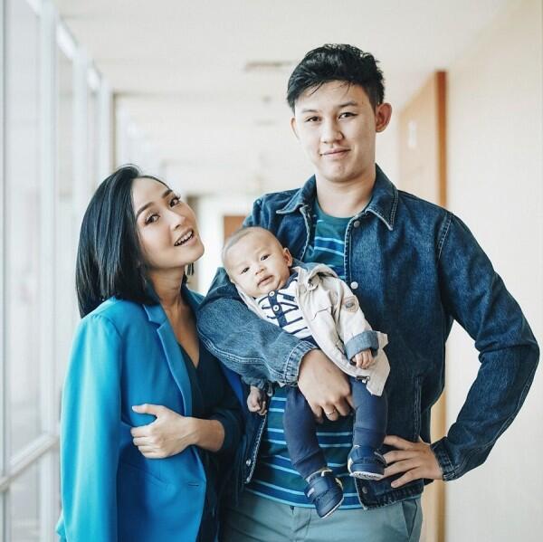 10 Potret Harmonis Keluarga Kecil Rinni & Jevin, Manis & Sederhana!