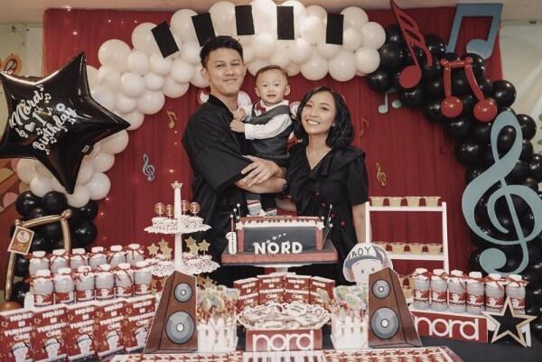 10 Potret Harmonis Keluarga Kecil Rinni & Jevin, Manis & Sederhana!