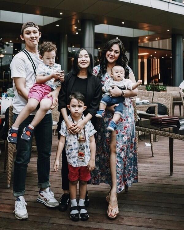 10 Potret Harmonis Keluarga Kecil Rinni & Jevin, Manis & Sederhana!