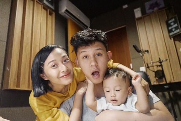 10 Potret Harmonis Keluarga Kecil Rinni & Jevin, Manis & Sederhana!