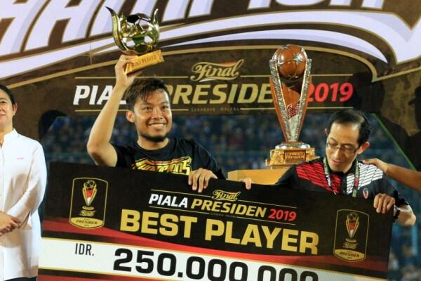 10 Potret Hamka Hamzah Kapten Arema FC Best Player Piala Presiden 2019