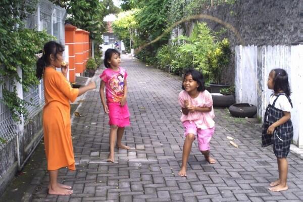 5 Permainan Tradisional Ini Bikin Kamu Pengin Jadi Anak Kecil Lagi