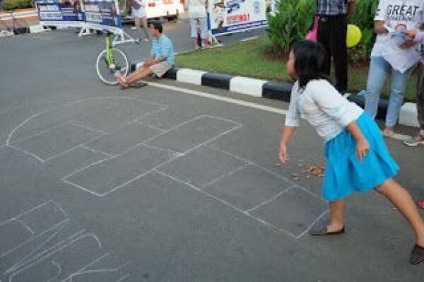 5 Permainan Tradisional Ini Bikin Kamu Pengin Jadi Anak Kecil Lagi