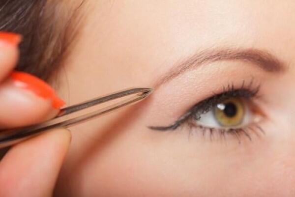 5 Cara Membentuk Alis Cetar, Gak Perlu ke Salon Lho!
