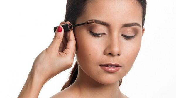 5 Cara Membentuk Alis Cetar, Gak Perlu ke Salon Lho!