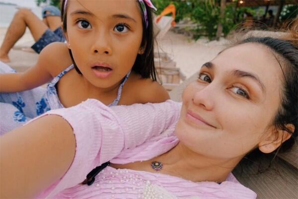 10 Momen Manis Luna Maya & Keponakannya Liburan Bareng, Aunty Idaman!