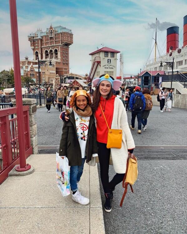 10 Momen Manis Luna Maya & Keponakannya Liburan Bareng, Aunty Idaman!
