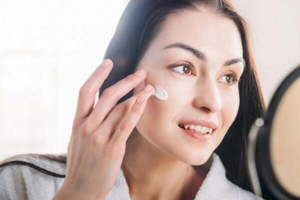 5 Rutinitas Pagi Agar Kulit Tampak Lebih Cerah & Natural