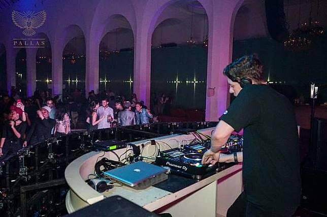 5 Cafe Hits dengan Live Music Buat Seru-Seruan Bareng Teman