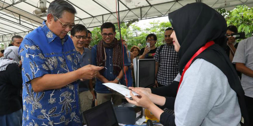 Lihat, Ada Rocky Gerung Dampingi Pak SBY Mencoblos di Singapura