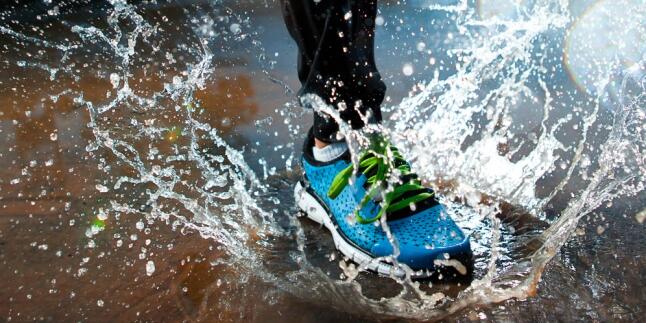 Sneakers Waterproof Ini Bakalan Buat Agan Tetap Bahagia Saat Kehujanan!