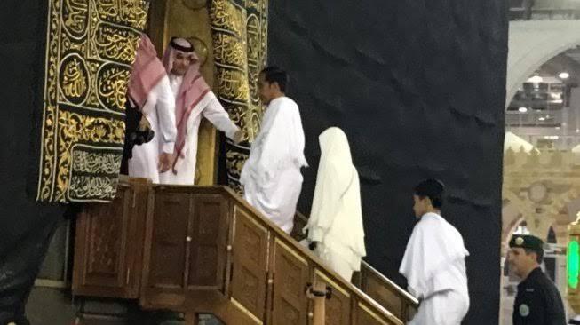 Di masa tenang pemilu jokowi dan keluarga umroh dan berkesempatan masuk ka'bah