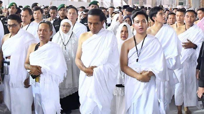 Di masa tenang pemilu jokowi dan keluarga umroh dan berkesempatan masuk ka'bah