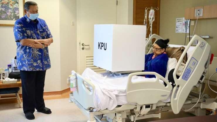 Ani Yudhoyono Mencoblos di Rumah Sakit, Singapura